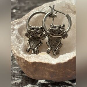 80s ALEXIS RARE Pewter Kitty Hoop Earrings – Articulated 3D Swinging Cats